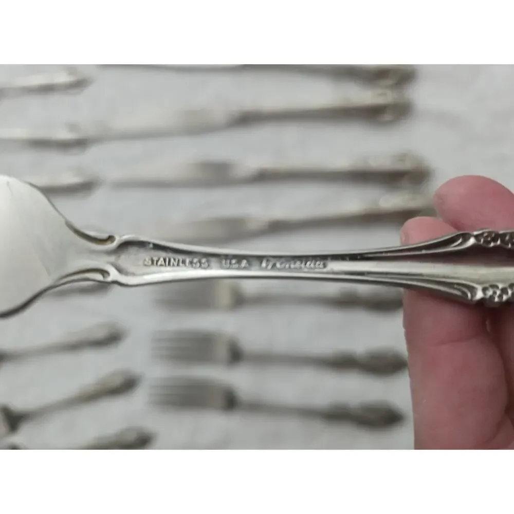 Oneida Samantha Pierced 40 Pc Set USA Stainless Flatware Cutlery